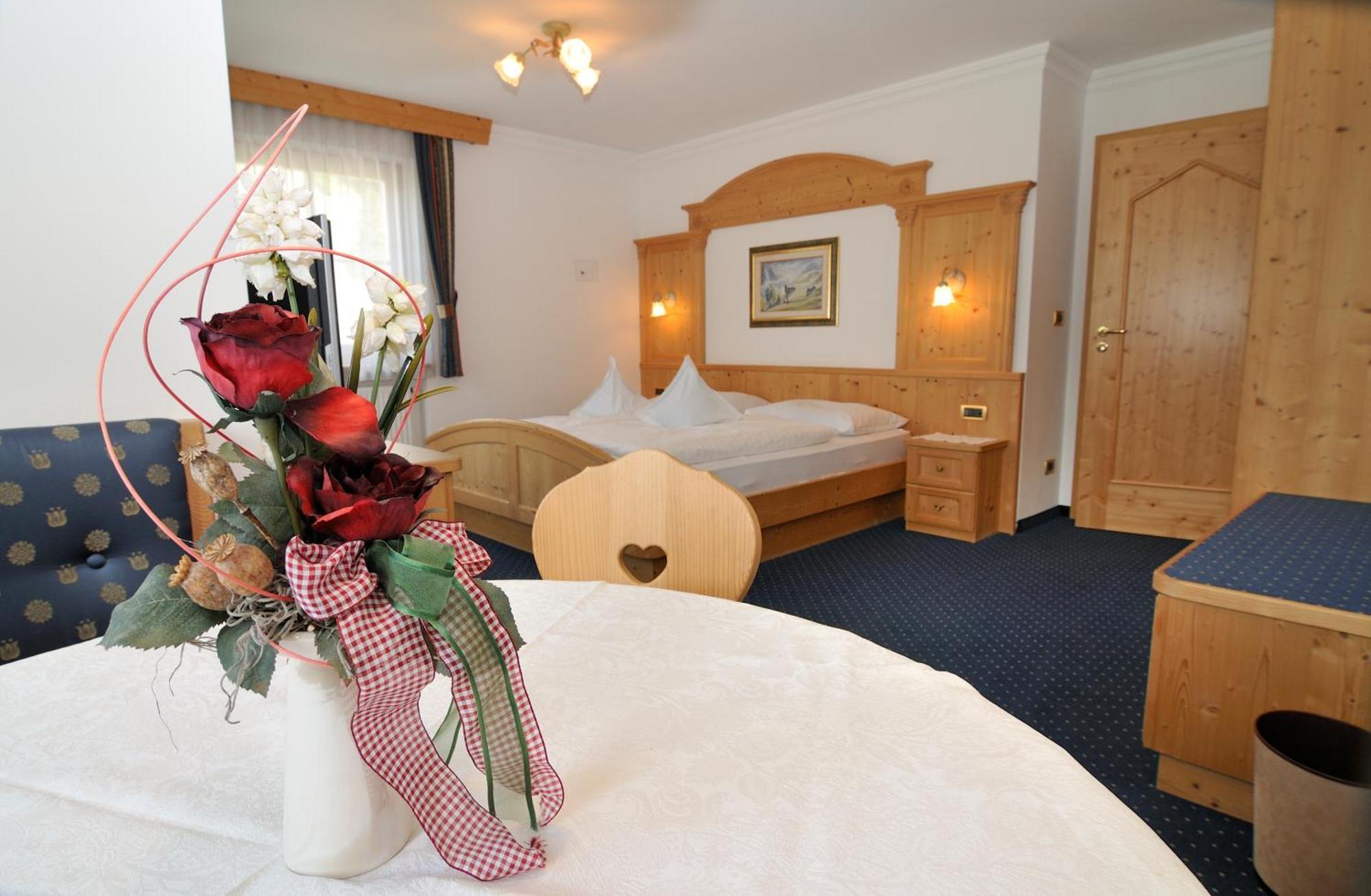 Garni Hotel Iris Селва ди Вал Гардена Екстериор снимка
