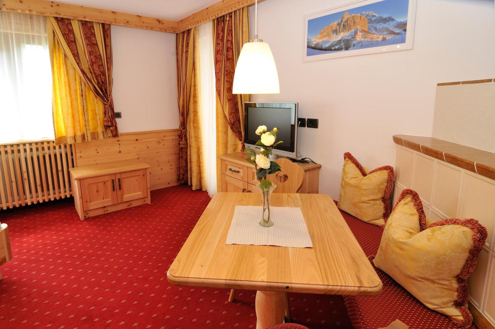 Garni Hotel Iris Селва ди Вал Гардена Екстериор снимка