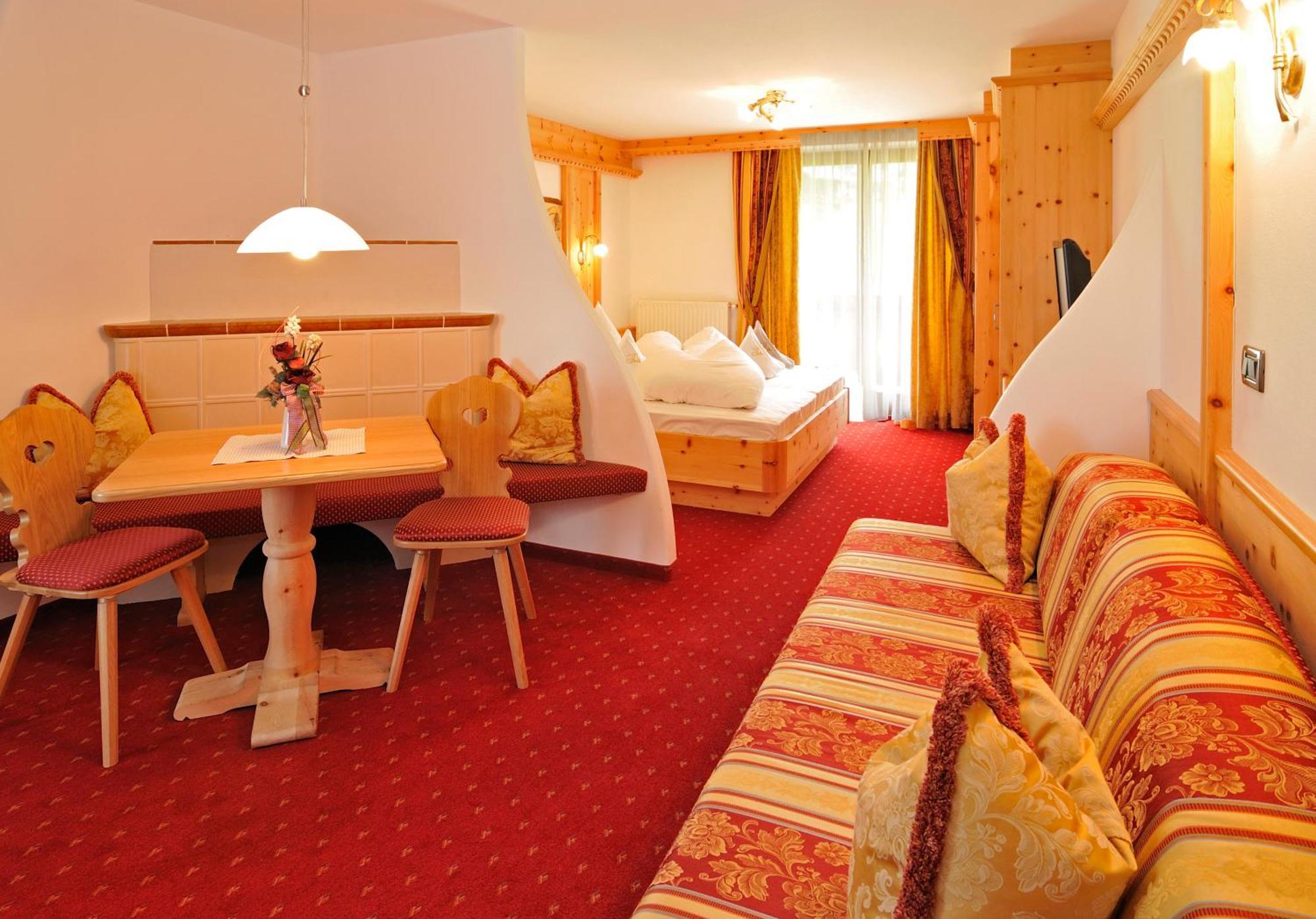 Garni Hotel Iris Селва ди Вал Гардена Екстериор снимка