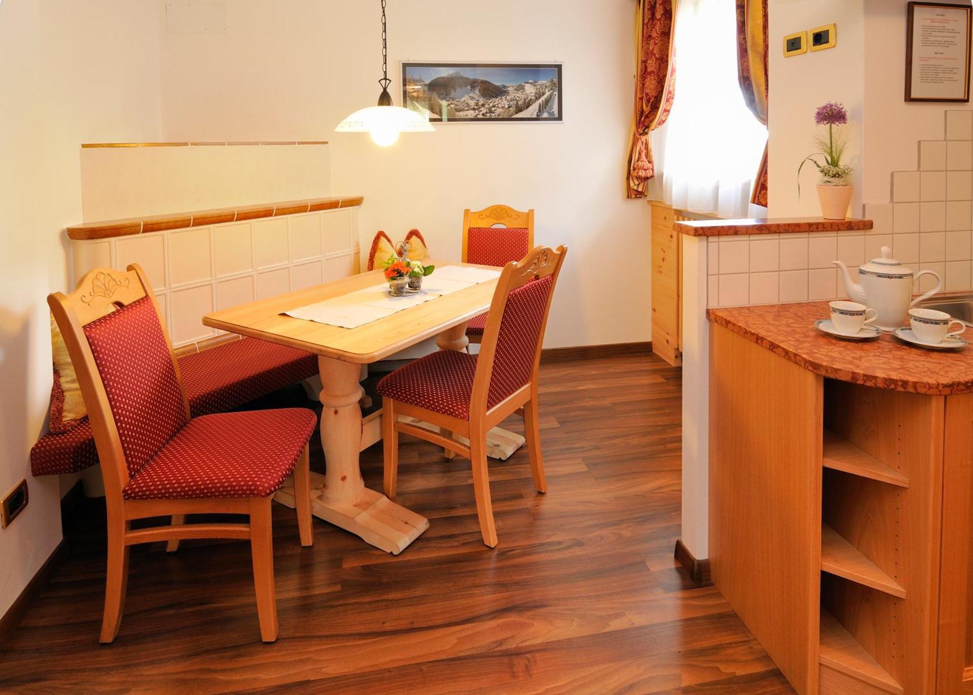 Garni Hotel Iris Селва ди Вал Гардена Екстериор снимка