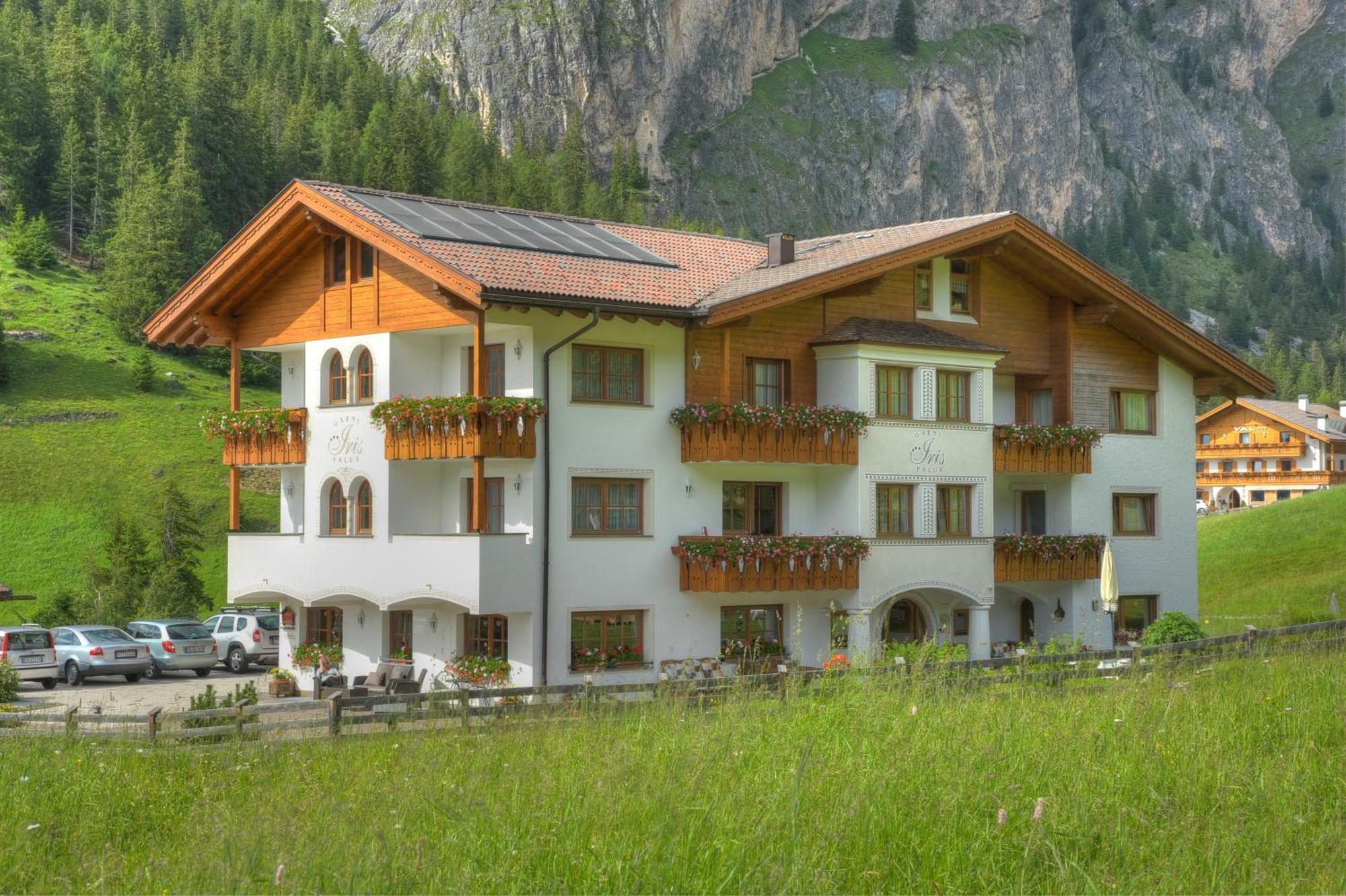 Garni Hotel Iris Селва ди Вал Гардена Екстериор снимка
